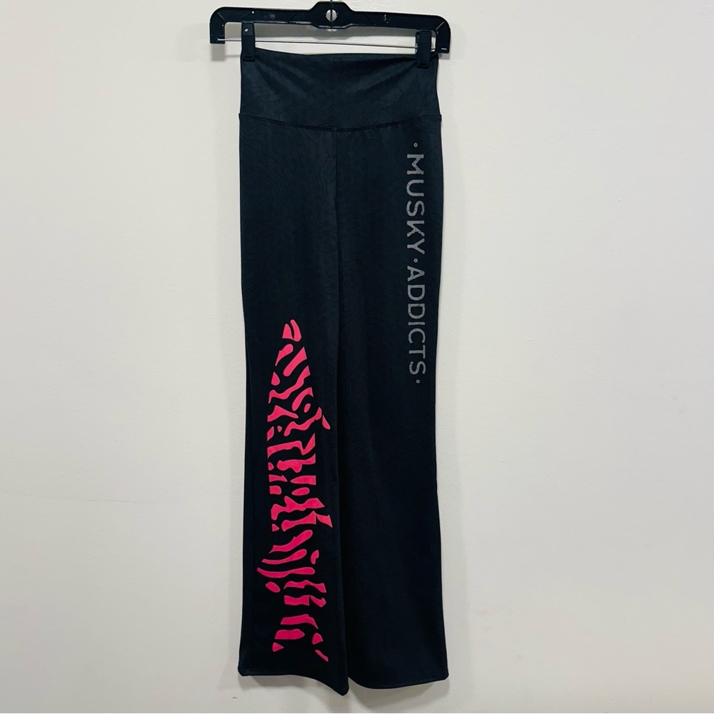 Musky Addicts pants! Women’s flare pink Muskie fishing pants! Size small